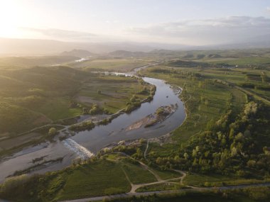 Bulgaristan 'ın Blagoevgrad bölgesinin Topolnitsa köyü yakınlarındaki Struma nehrinin hava günbatımı manzarası