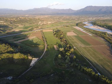 Bulgaristan 'ın Blagoevgrad bölgesinin Topolnitsa köyü yakınlarındaki Struma nehrinin hava günbatımı manzarası