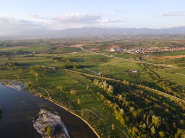 Bulgaristan 'ın Blagoevgrad bölgesinin Topolnitsa köyü yakınlarındaki Struma nehrinin hava günbatımı manzarası