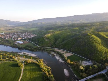 Bulgaristan 'ın Blagoevgrad bölgesinin Topolnitsa köyü yakınlarındaki Struma nehrinin hava günbatımı manzarası