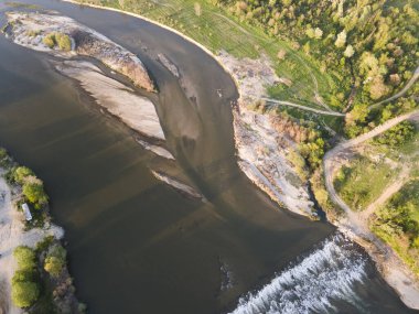 Bulgaristan 'ın Blagoevgrad bölgesinin Topolnitsa köyü yakınlarındaki Struma nehrinin hava günbatımı manzarası