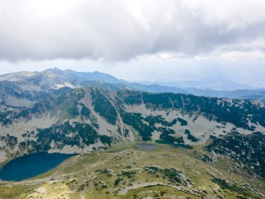 Bulgaristan 'ın Vihren Tepesi yakınlarındaki Pirin Dağı' nın şaşırtıcı hava manzarası