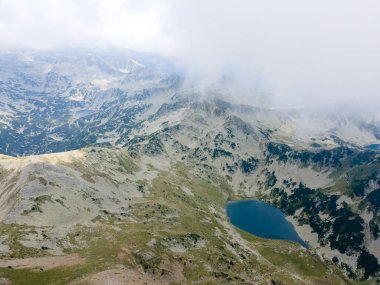 Bulgaristan 'ın Vihren Tepesi yakınlarındaki Pirin Dağı' nın şaşırtıcı hava manzarası