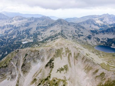 Bulgaristan 'ın Vihren Tepesi yakınlarındaki Pirin Dağı' nın şaşırtıcı hava manzarası
