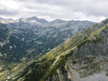 Bulgaristan 'ın Vihren Tepesi yakınlarındaki Pirin Dağı' nın şaşırtıcı hava manzarası