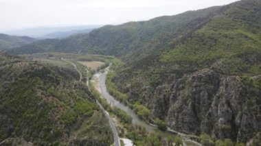 Bulgaristan 'ın Kresna Vadisi' nden geçen Struma Nehri 'nin havadan görüntüsü