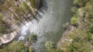 Bulgaristan 'ın Kresna Vadisi' nden geçen Struma Nehri 'nin havadan görüntüsü