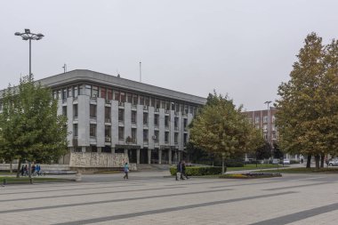 LOVECH, BULGARIA - 8 Kasım 2020: Bulgaristan 'ın Lovech kentinin şaşırtıcı sonbahar manzarası