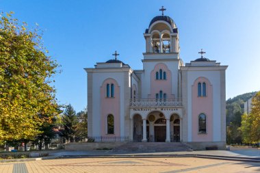 LOVECH, BULGARIA - 8 Kasım 2020: Bulgaristan 'ın Lovech kentinin şaşırtıcı sonbahar manzarası