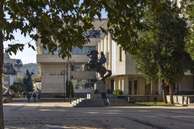 LOVECH, BULGARIA - 8 Kasım 2020: Bulgaristan 'ın Lovech kentinin şaşırtıcı sonbahar manzarası