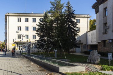 LOVECH, BULGARIA - 8 Kasım 2020: Bulgaristan 'ın Lovech kentinin şaşırtıcı sonbahar manzarası