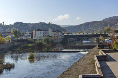 LOVECH, BULGARIA - 8 Kasım 2020: Bulgaristan 'ın Lovech kentinin şaşırtıcı sonbahar manzarası