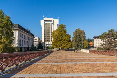 LOVECH, BULGARIA - 8 Kasım 2020: Bulgaristan 'ın Lovech kentinin şaşırtıcı sonbahar manzarası