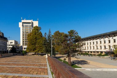 LOVECH, BULGARIA - 8 Kasım 2020: Bulgaristan 'ın Lovech kentinin şaşırtıcı sonbahar manzarası