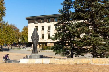 LOVECH, BULGARIA - 8 Kasım 2020: Bulgaristan 'ın Lovech kentinin şaşırtıcı sonbahar manzarası