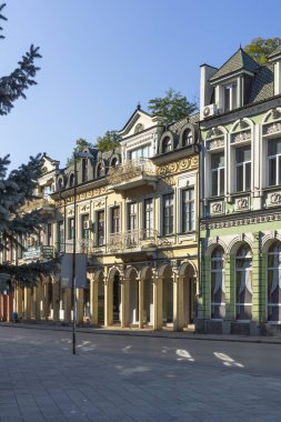 LOVECH, BULGARIA - 8 Kasım 2020: Bulgaristan 'ın Lovech kentinin şaşırtıcı sonbahar manzarası