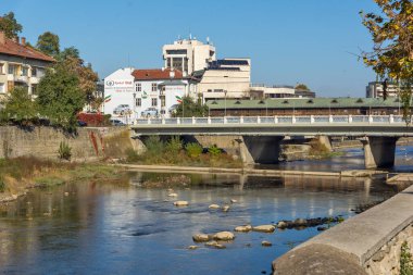 LOVECH, BULGARIA - 8 Kasım 2020: Bulgaristan 'ın Lovech kentinin şaşırtıcı sonbahar manzarası