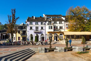 LOVECH, BULGARIA - 8 Kasım 2020: Bulgaristan 'ın Lovech kentinin şaşırtıcı sonbahar manzarası