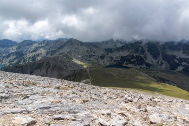 Bulgaristan 'ın Vihren Tepesi yakınlarındaki Pirin Dağı' nın şaşırtıcı yaz manzarası