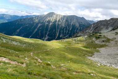 Bulgaristan 'ın Vihren Tepesi yakınlarındaki Pirin Dağı' nın şaşırtıcı yaz manzarası