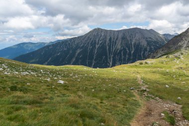 Bulgaristan 'ın Vihren Tepesi yakınlarındaki Pirin Dağı' nın şaşırtıcı yaz manzarası