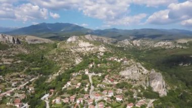Bulgaristan 'ın Blagoevgrad bölgesindeki Ilindentsi Köyü' nün şaşırtıcı hava manzarası