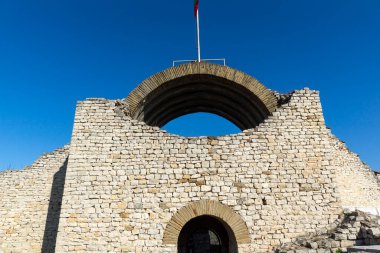 Bulgaristan 'ın Lovech kentindeki ortaçağ kalesinin muhteşem manzarası