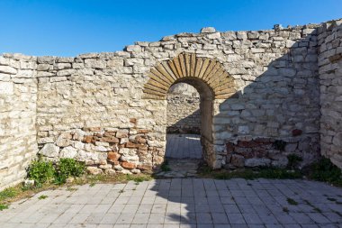 Bulgaristan 'ın Lovech kentindeki ortaçağ kalesinin muhteşem manzarası