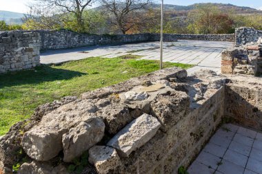 Bulgaristan 'ın Lovech kentindeki ortaçağ kalesinin muhteşem manzarası