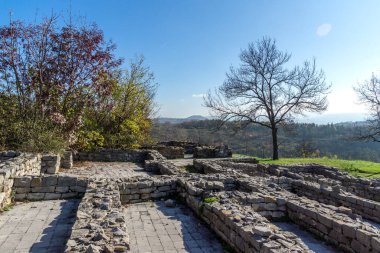 Bulgaristan 'ın Lovech kentindeki ortaçağ kalesinin muhteşem manzarası