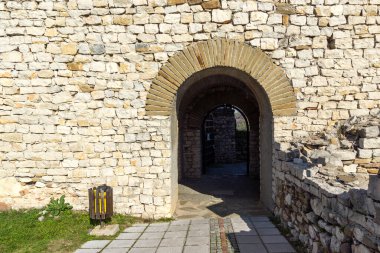 Bulgaristan 'ın Lovech kentindeki ortaçağ kalesinin muhteşem manzarası