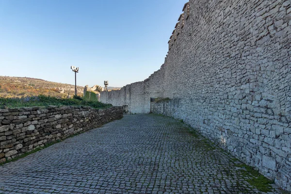 Bulgaristan 'ın Lovech kentindeki ortaçağ kalesinin muhteşem manzarası