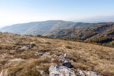 Bulgaristan 'ın Pernik bölgesindeki Erul Dağı' nın İnanılmaz Sonbahar Manzarası
