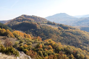 Bulgaristan 'ın Pernik bölgesindeki Erul Dağı' nın İnanılmaz Sonbahar Manzarası