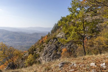 Bulgaristan 'ın Pernik bölgesindeki Erul Dağı' nın İnanılmaz Sonbahar Manzarası