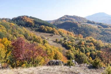 Bulgaristan 'ın Pernik bölgesindeki Erul Dağı' nın İnanılmaz Sonbahar Manzarası