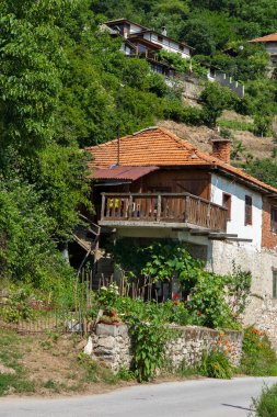19. yüzyıldan kalma otantik evleri olan Delchevo köyü, Blagoevgrad bölgesi, Bulgaristan