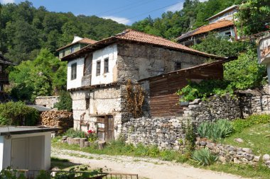19. yüzyıldan kalma otantik evleri olan Delchevo köyü, Blagoevgrad bölgesi, Bulgaristan