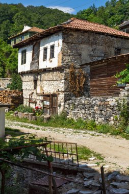 19. yüzyıldan kalma otantik evleri olan Delchevo köyü, Blagoevgrad bölgesi, Bulgaristan