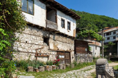 19. yüzyıldan kalma otantik evleri olan Delchevo köyü, Blagoevgrad bölgesi, Bulgaristan