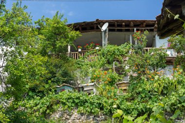 19. yüzyıldan kalma otantik evleri olan Delchevo köyü, Blagoevgrad bölgesi, Bulgaristan