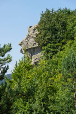 Bulgaristan 'ın Rodop Dağları' ndaki tanrı Sabazios 'a adanmış Eski Tapınak Belintash' ın yaz manzarası
