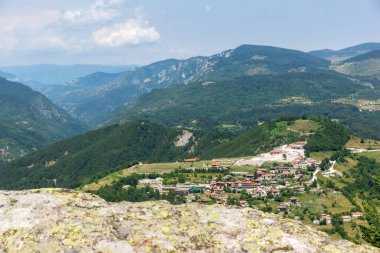 Bulgaristan 'ın Rodop Dağları' ndaki tanrı Sabazios 'a adanmış Eski Tapınak Belintash' ın yaz manzarası