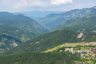 Bulgaristan 'ın Rodop Dağları' ndaki tanrı Sabazios 'a adanmış Eski Tapınak Belintash' ın yaz manzarası
