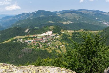 Bulgaristan 'ın Rodop Dağları' ndaki tanrı Sabazios 'a adanmış Eski Tapınak Belintash' ın yaz manzarası