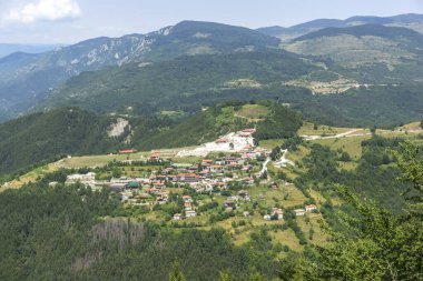 Bulgaristan 'ın Rodop Dağları' ndaki tanrı Sabazios 'a adanmış Eski Tapınak Belintash' ın yaz manzarası