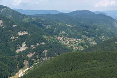 Bulgaristan 'ın Rodop Dağları' ndaki tanrı Sabazios 'a adanmış Eski Tapınak Belintash' ın yaz manzarası