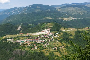 Bulgaristan 'ın Rodop Dağları' ndaki tanrı Sabazios 'a adanmış Eski Tapınak Belintash' ın yaz manzarası