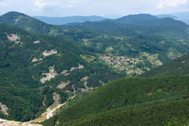Bulgaristan 'ın Rodop Dağları' ndaki tanrı Sabazios 'a adanmış Eski Tapınak Belintash' ın yaz manzarası