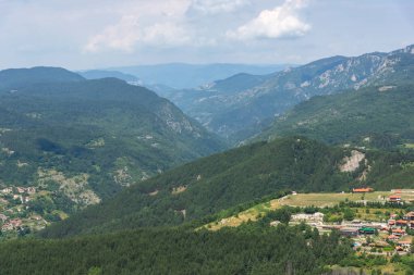 Bulgaristan 'ın Rodop Dağları' ndaki tanrı Sabazios 'a adanmış Eski Tapınak Belintash' ın yaz manzarası
